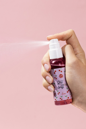 Bell x Kartonii Glow Setting Spray 01