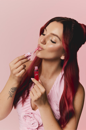 Bell x Kartonii Lip Oil 01 Cherry lips